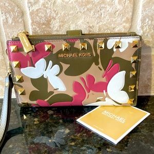 🎅🏻🎁MICHAEL KORS ADELE BUTTERFLY WALLET/WRISTLET I always respond to offers :)